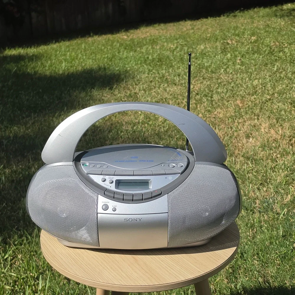 Sony CFD-S350 Portable CD Radio Cassette Boombox Silver Mega Bass cd no work.